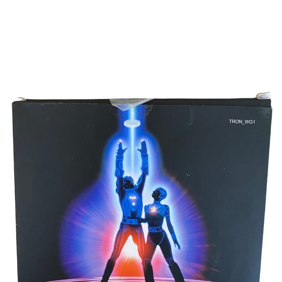 Diamond Select Toys Disney Tron Flynn Action Figure - Picture 4 of 4